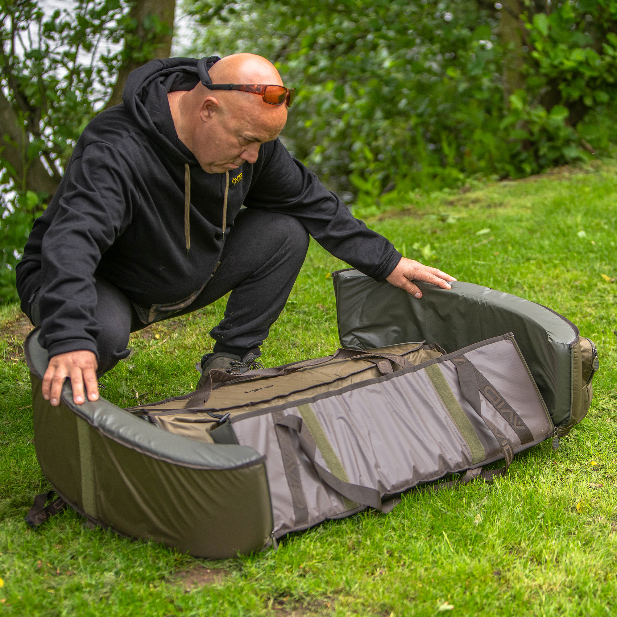 Ultimate Bionic Cradle – Karpfen Ablage Mit Stabilem Alurahmen, 210D-Nylon, Verstellbaren Füßen Und Abflussöffnungen – Inkl. Tragetasche